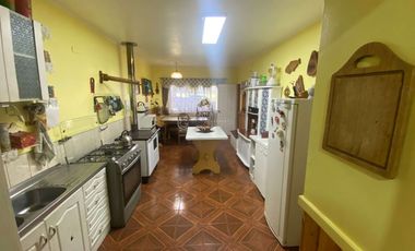 OPORTUNIDAD COMERCIAL! AMPLIA CASA EN SECTOR KOLBE