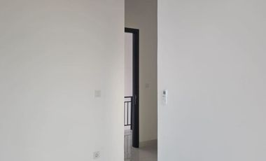 DISEWAKAN 3 LANTAI RUMAH GOLFISLAND 3 KAMAR 4 AC