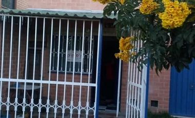 VENTA CASA DE 2 PISOS - BARRIO VILLA ITALIA