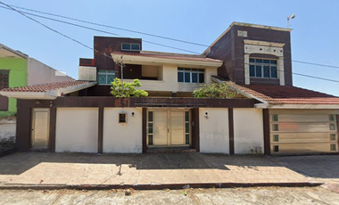 Casa en Venta en la Col. Benito Juárez Norte a 8 min. de la Pirámide del Malecón de Coatzacoalcos, Veracruz.