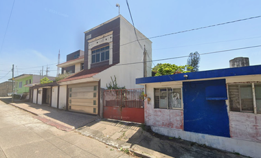 Casa en Venta en la Col. Benito Juárez Norte a 8 min. de la Pirámide del Malecón de Coatzacoalcos, Veracruz.