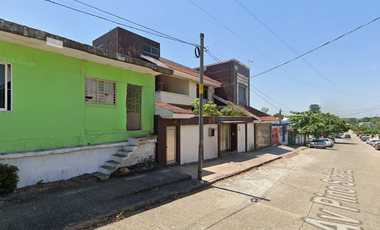 Casa en Venta en la Col. Benito Juárez Norte a 8 min. de la Pirámide del Malecón de Coatzacoalcos, Veracruz.