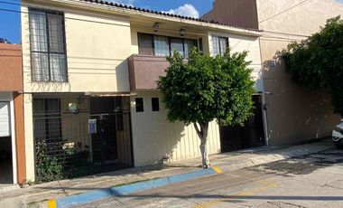 Hermosa casa en venta para remodelar con excelente ubicación en Jardines de Irapuato!