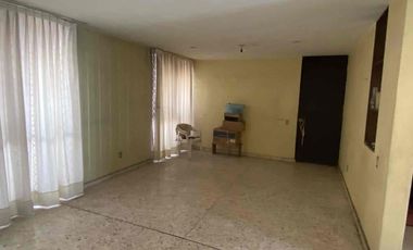 Hermosa casa en venta para remodelar con excelente ubicación en Jardines de Irapuato!