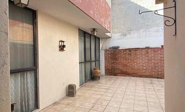 Hermosa casa en venta para remodelar con excelente ubicación en Jardines de Irapuato!