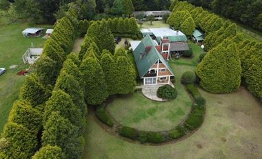 VENTA CASA -CABAÑA, ZONA BOSQUE,5 RECAMARAS, COLINDA C. RIO, HUACHINAGO. PUE.