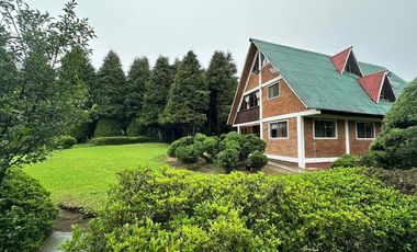 VENTA CASA -CABAÑA, ZONA BOSQUE,5 RECAMARAS, COLINDA C. RIO, HUACHINAGO. PUE.