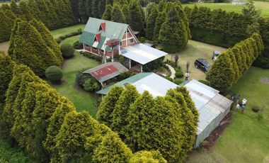 VENTA CASA -CABAÑA, ZONA BOSQUE,5 RECAMARAS, COLINDA C. RIO, HUACHINAGO. PUE.