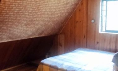 VENTA CASA -CABAÑA, ZONA BOSQUE,5 RECAMARAS, COLINDA C. RIO, HUACHINAGO. PUE.