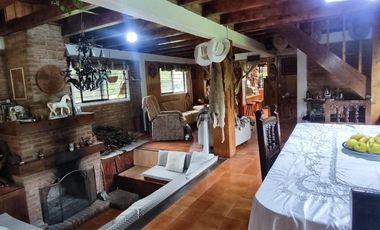 VENTA CASA -CABAÑA, ZONA BOSQUE,5 RECAMARAS, COLINDA C. RIO, HUACHINAGO. PUE.