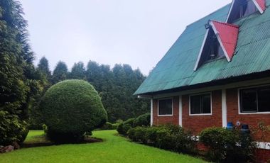 VENTA CASA -CABAÑA, ZONA BOSQUE,5 RECAMARAS, COLINDA C. RIO, HUACHINAGO. PUE.