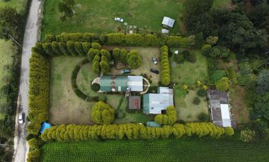 VENTA CASA -CABAÑA, ZONA BOSQUE,5 RECAMARAS, COLINDA C. RIO, HUACHINAGO. PUE.