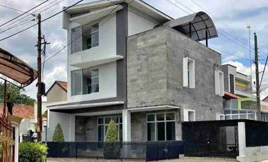 Rumah mewah 3 lantai pusat kota Purwokerto dekat alun alun, pasar Manis