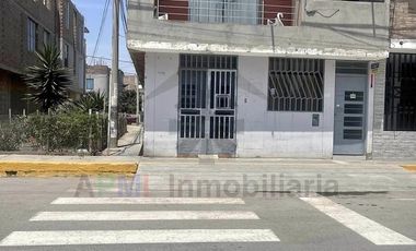 VENTA DE CASA EN ESQUINA Y FRENTE A PARQUE EN LA VICTORIA DE CHICLAYO