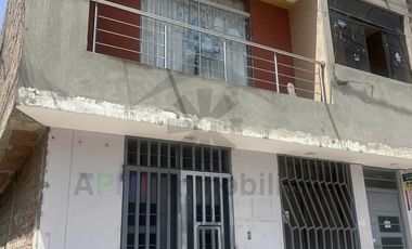 VENTA DE CASA EN ESQUINA Y FRENTE A PARQUE EN LA VICTORIA DE CHICLAYO