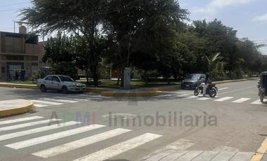 VENTA DE CASA EN ESQUINA Y FRENTE A PARQUE EN LA VICTORIA DE CHICLAYO