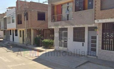 VENTA DE CASA EN ESQUINA Y FRENTE A PARQUE EN LA VICTORIA DE CHICLAYO