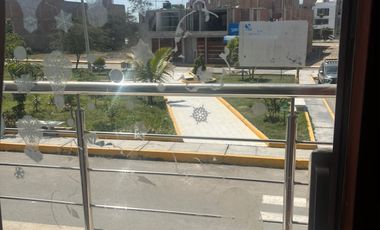 VENTA DE CASA EN ESQUINA Y FRENTE A PARQUE EN LA VICTORIA DE CHICLAYO