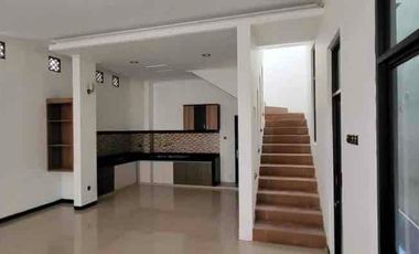 Rumah 2 lantai solo punggawan