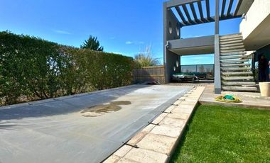 VENDO CASA CON VISTA AL MAR + PILETA. LAS GRUTAS. PLAYA SERENA.