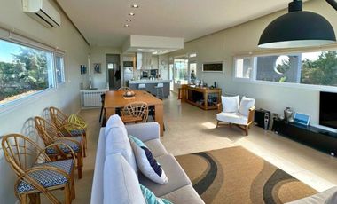 VENDO CASA CON VISTA AL MAR + PILETA. LAS GRUTAS. PLAYA SERENA.