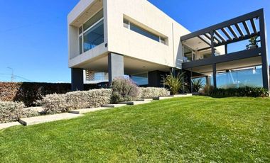VENDO CASA CON VISTA AL MAR + PILETA. LAS GRUTAS. PLAYA SERENA.