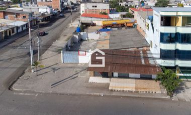 Casa con departamentos y locales Comerciales en Venta, Machala