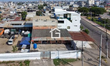 Casa con departamentos y locales Comerciales en Venta, Machala