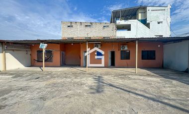 Casa con departamentos y locales Comerciales en Venta, Machala