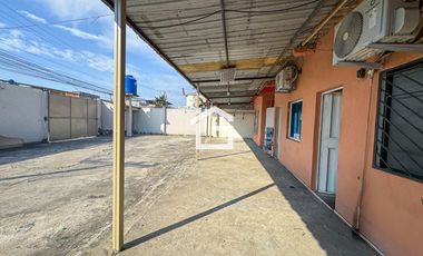 Casa con departamentos y locales Comerciales en Venta, Machala