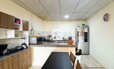 Casa con departamentos y locales Comerciales en Venta, Machala
