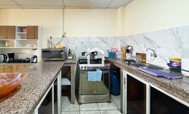 Casa con departamentos y locales Comerciales en Venta, Machala