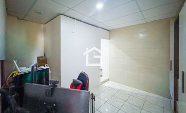 Casa con departamentos y locales Comerciales en Venta, Machala