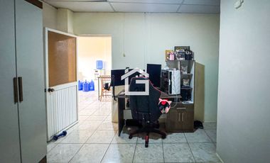 Casa con departamentos y locales Comerciales en Venta, Machala