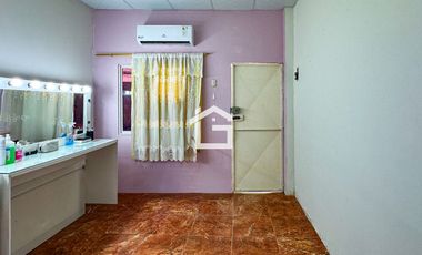 Casa con departamentos y locales Comerciales en Venta, Machala