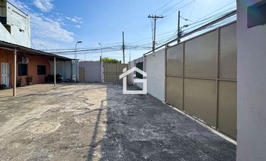 Casa con departamentos y locales Comerciales en Venta, Machala