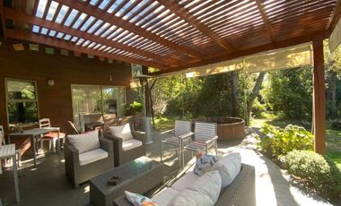 Parcela de 5.000 M2 con Hermosa Casa con 5D y 5B, Sector Metreñehue, Pucón