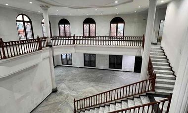 Mojoklanggru kidul rumah besar 100m dr raya Dharmahusada Indah