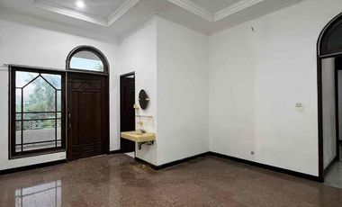 Mojoklanggru kidul rumah besar 100m dr raya Dharmahusada Indah