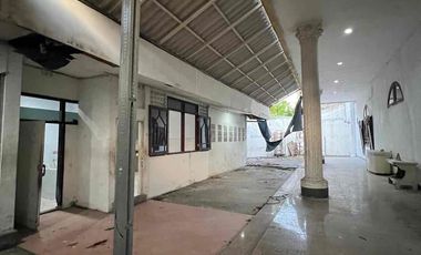 Mojoklanggru kidul rumah besar 100m dr raya Dharmahusada Indah