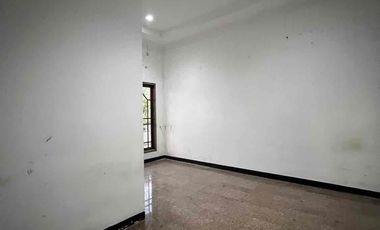 Mojoklanggru kidul rumah besar 100m dr raya Dharmahusada Indah