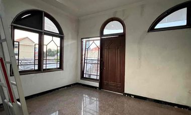 Mojoklanggru kidul rumah besar 100m dr raya Dharmahusada Indah