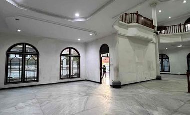 Mojoklanggru kidul rumah besar 100m dr raya Dharmahusada Indah