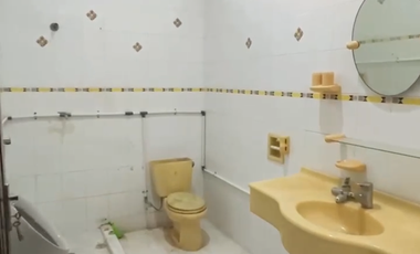 Mojoklanggru kidul rumah besar 100m dr raya Dharmahusada Indah