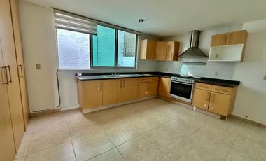 Casa en Venta en Jardines de Bellavista con doble acceso de seguridad