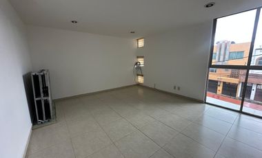 Casa en Venta en Jardines de Bellavista con doble acceso de seguridad