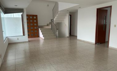 Casa en Venta en Jardines de Bellavista con doble acceso de seguridad