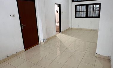 FOR RENT RUMAH SIAP HUNI BISA BUAT KANTOR STARTEGIS DI RENON