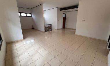 FOR RENT RUMAH SIAP HUNI BISA BUAT KANTOR STARTEGIS DI RENON