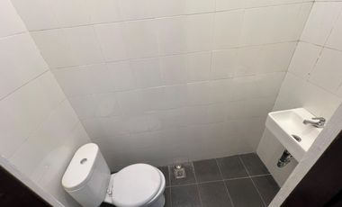 FOR RENT RUMAH SIAP HUNI BISA BUAT KANTOR STARTEGIS DI RENON